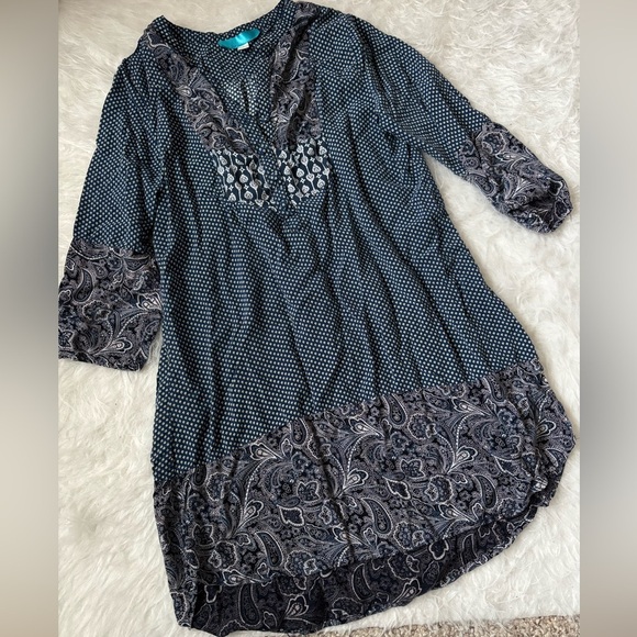 Francesca's Collections Tops - Francesca's Collections Navy and Gray Paisley Tunic